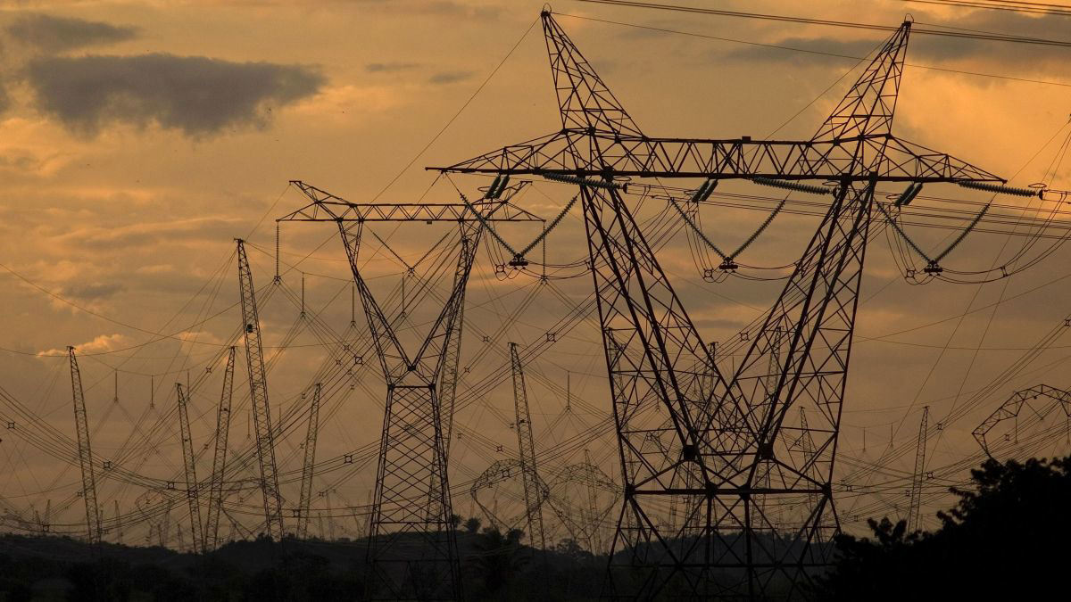 Demanda global por eletricidade crescerá 4% até 2027, diz IEA