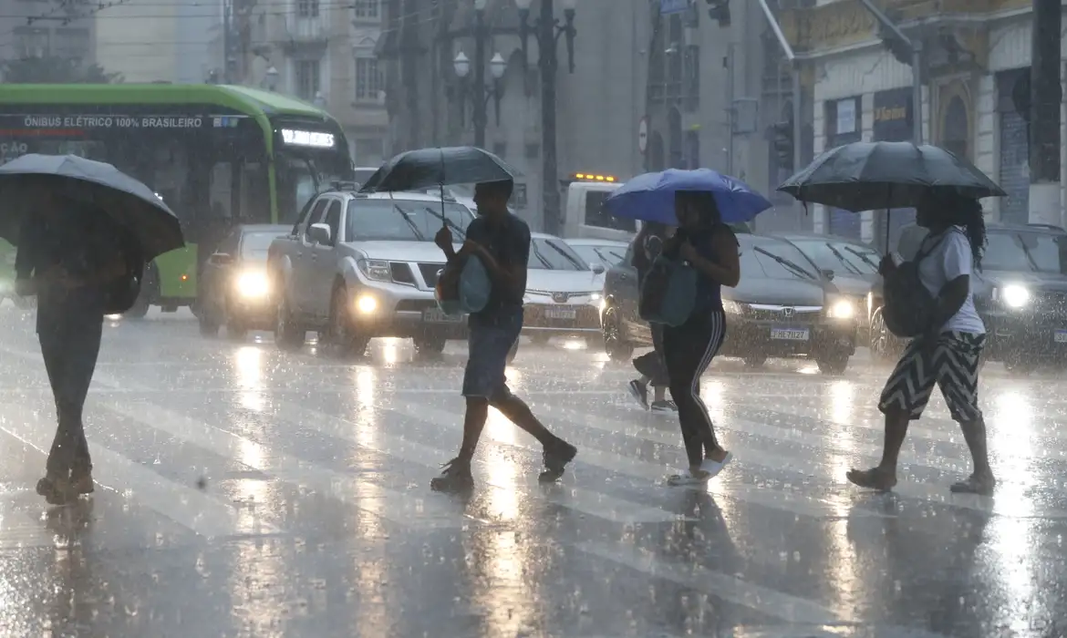 Defesa Civil alerta para risco de chuvas intensas em SP no fim de semana