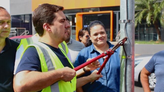 Prefeito corta fios e encerra fiscalização de velocidade no interior de SP