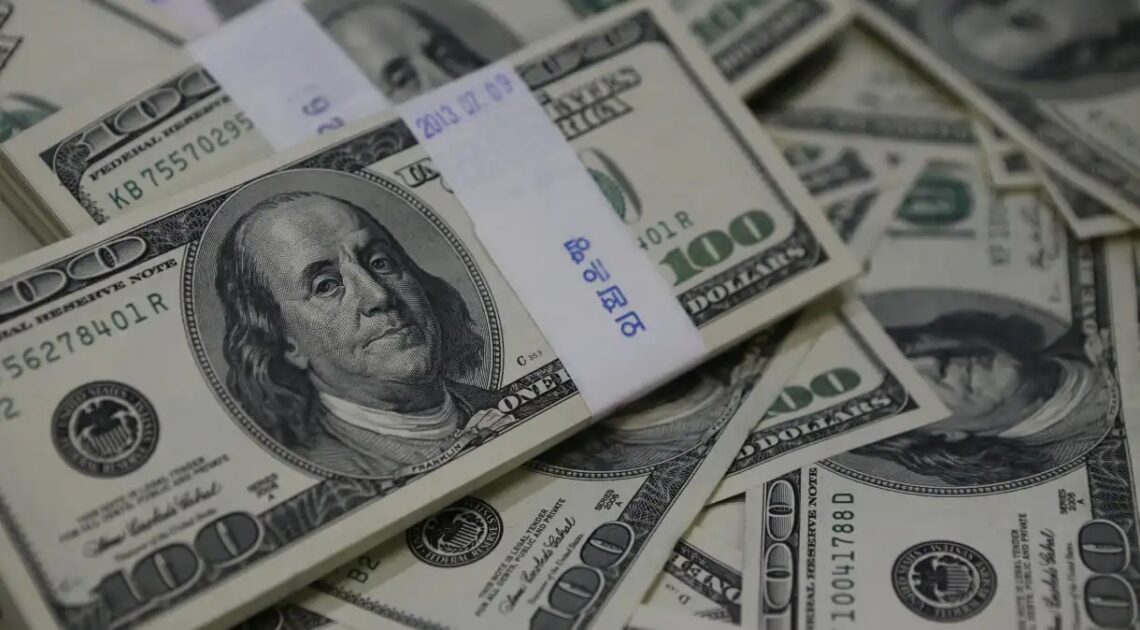 Dólar sobe a R$ 5,80 com cenário global e dados; bolsa cai