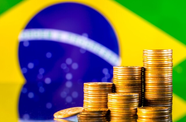 Economia brasileira enfrenta desafios com revisão de crescimento e inflação em alta