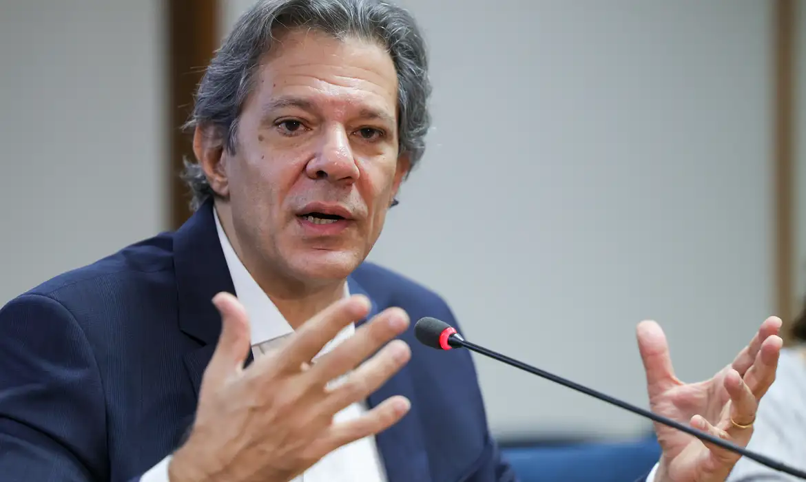 Haddad diz que queda do dólar reduzirá preço do combustível e dos alimentos