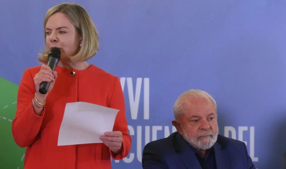 Após anúncio de ministério, Gleisi viaja para o Uruguai com Lula