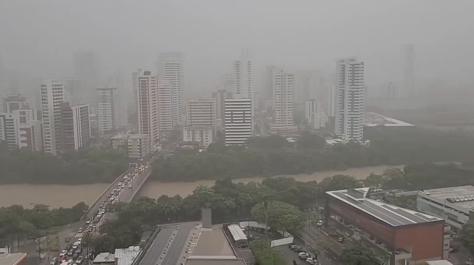 Com fortes chuvas, Recife entra em estágio de alerta