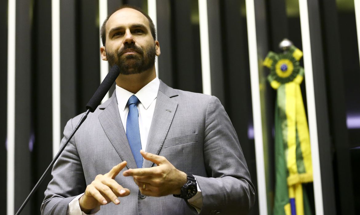 Eduardo Bolsonaro prevê que EUA não reconhecerão próxima eleição no Brasil