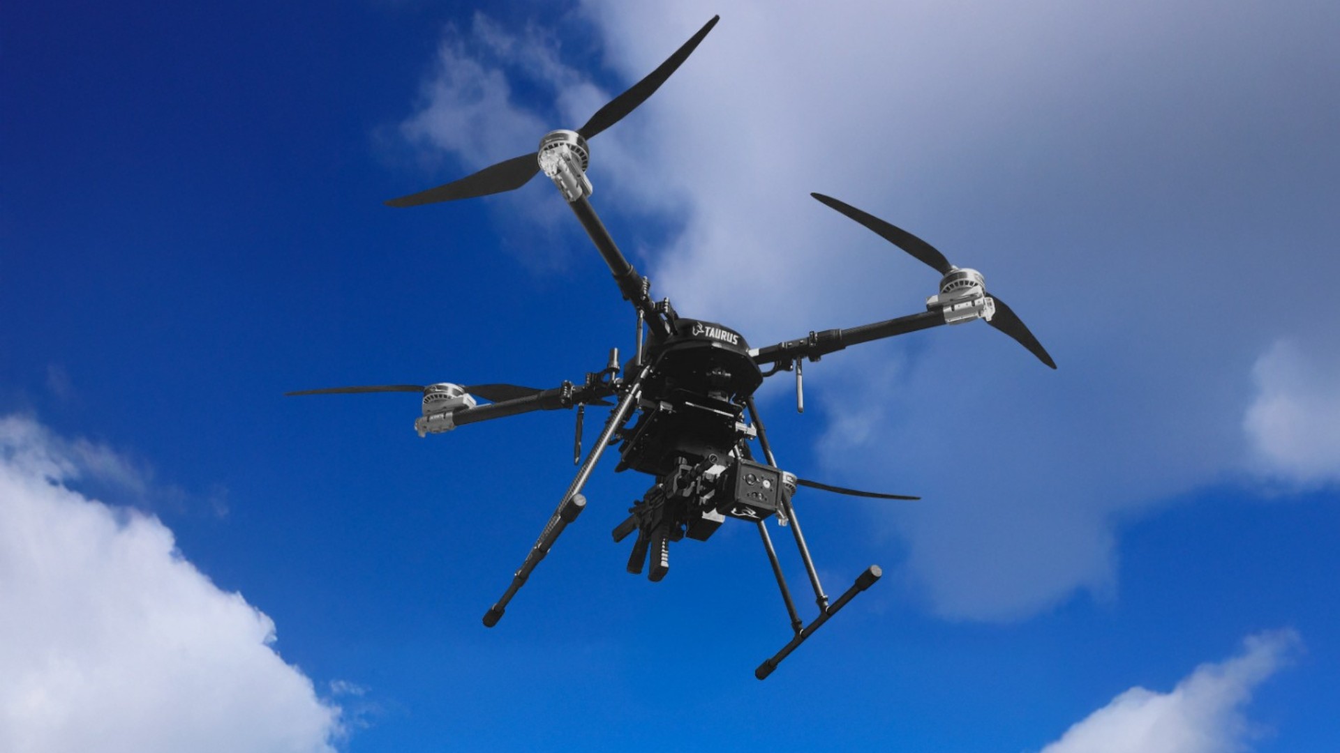 Drones equipados com fuzil são produzidos em fábrica no RS, mas ainda dependem de regulamentação no Brasil