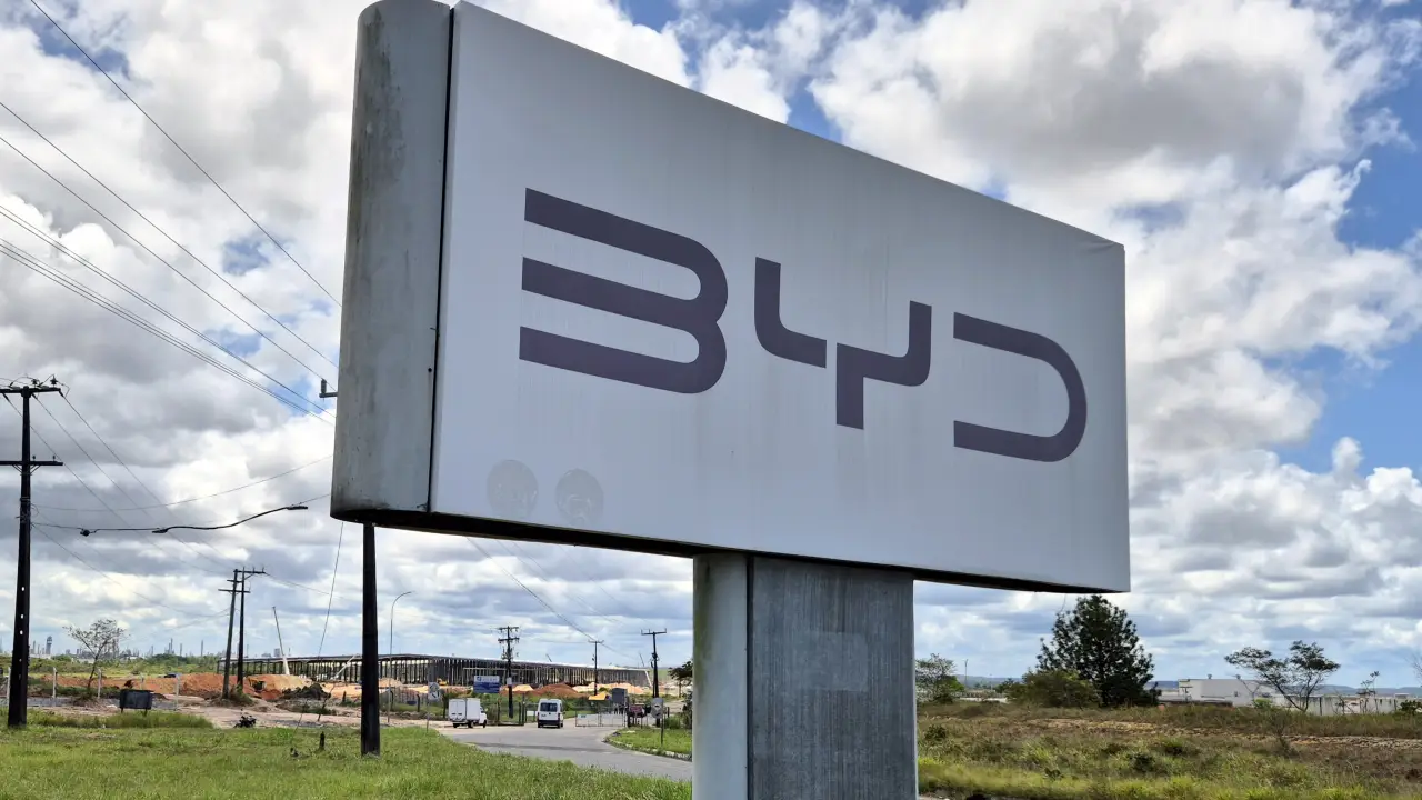 Ministério Público processa BYD por trabalho escravo e tráfico de pessoas