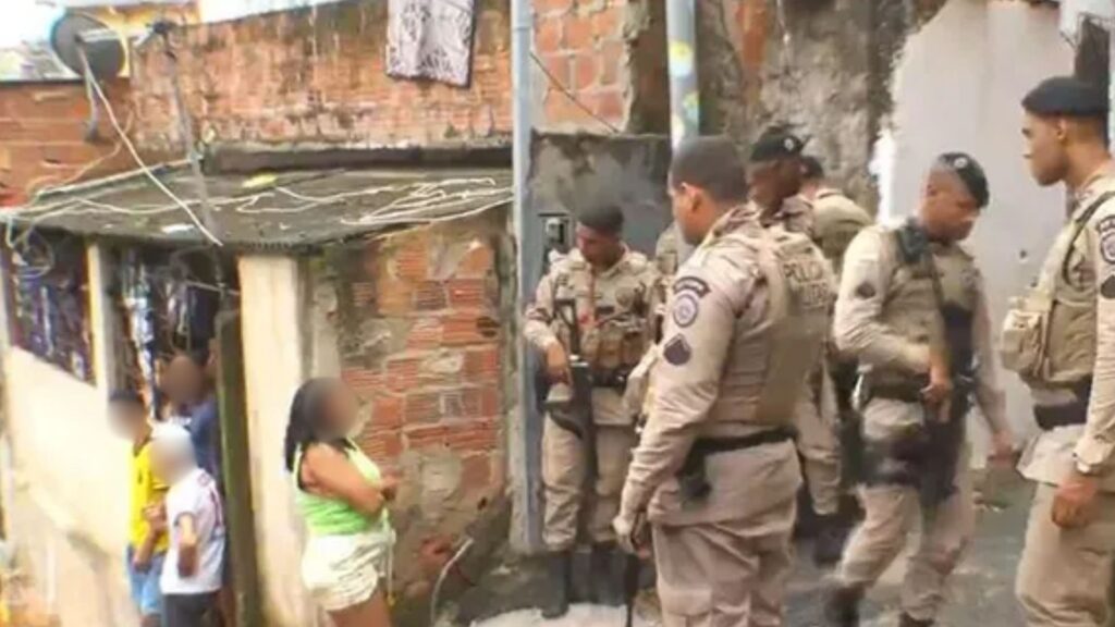 Criminosos fazem família refém em Tancredo Neves