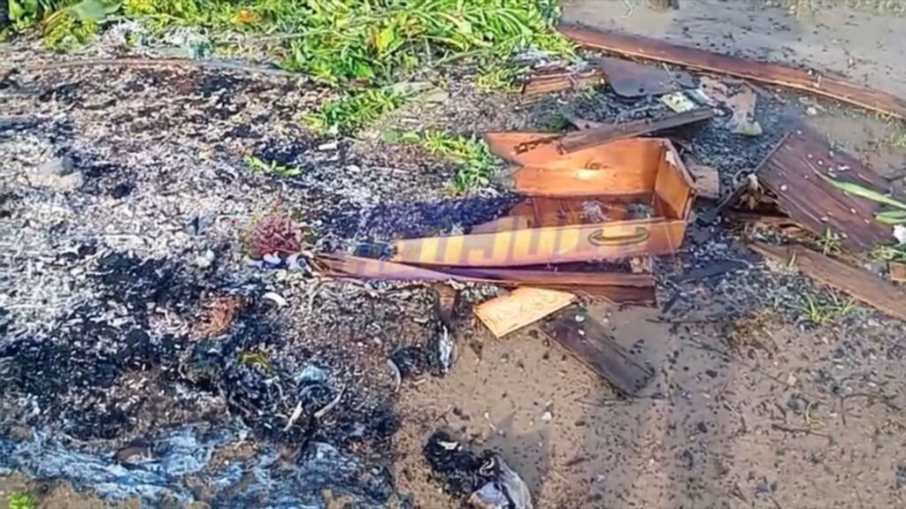 Restos de caixões e ossadas humanas são encontrados em lixão irregular na via Cetrel, em Camaçari