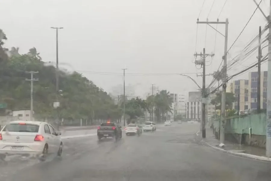 Moradores de seis comunidades de Salvador deixam suas casas por risco de deslizamento de terra; cidade está em alerta máximo