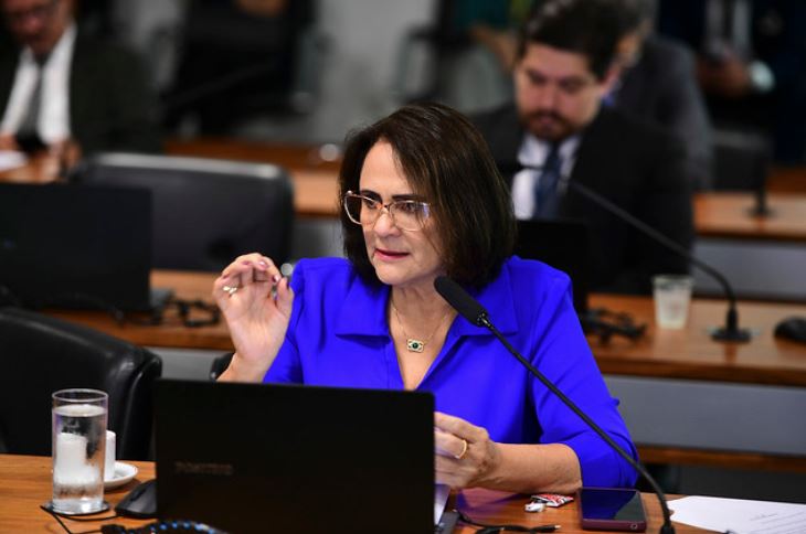 Damares entra com ação popular para barrar posse de novo ministro