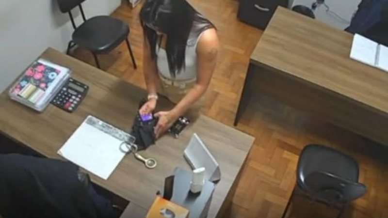 Professora é presa por furtar e usar cartão de colegas