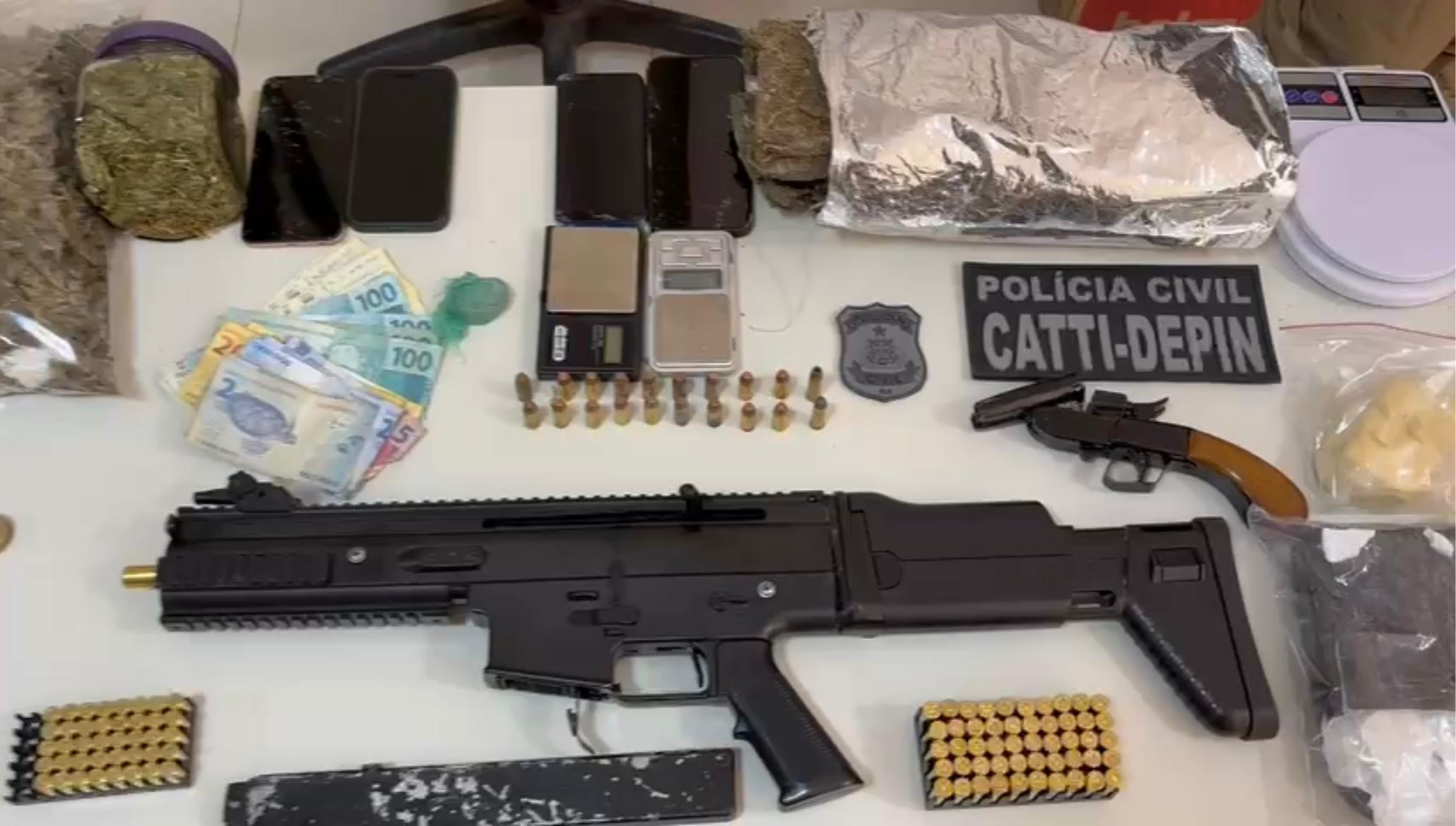 Mulher é presa com submetralhadora, revólver e drogas na Bahia