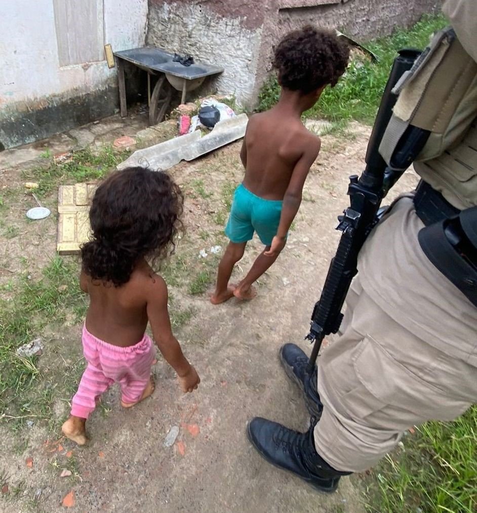 PM resgata crianças em condições insalubres em Camaçari; denúncia motivou ação