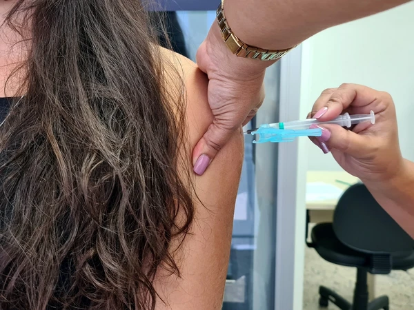 ‘Happy Hour da Vacina’: prefeitura intensifica vacinação contra gripe e covid-19 nesta terça (17)