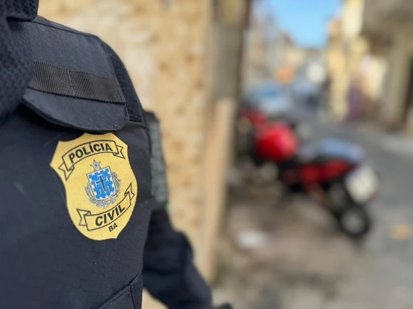 Dupla é presa por suspeita de tentar extorquir R$ 30 mil de casal na Bahia