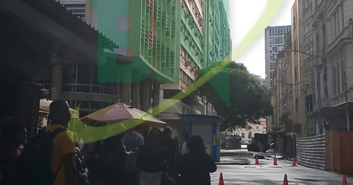 VÍDEO: Prédio pega fogo e estrutura interna desaba no Comércio, em Salvador