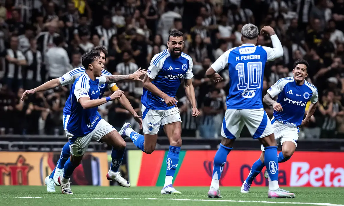 Copa do Brasil: Cruzeiro vence Atlético por 2 a 0 e fica perto da semi