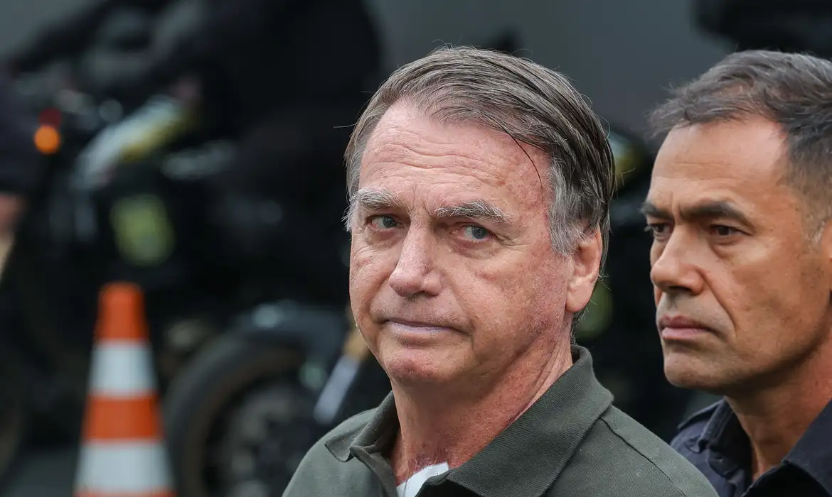 Após retirada de lesões da pele, Bolsonaro volta à prisão domiciliar