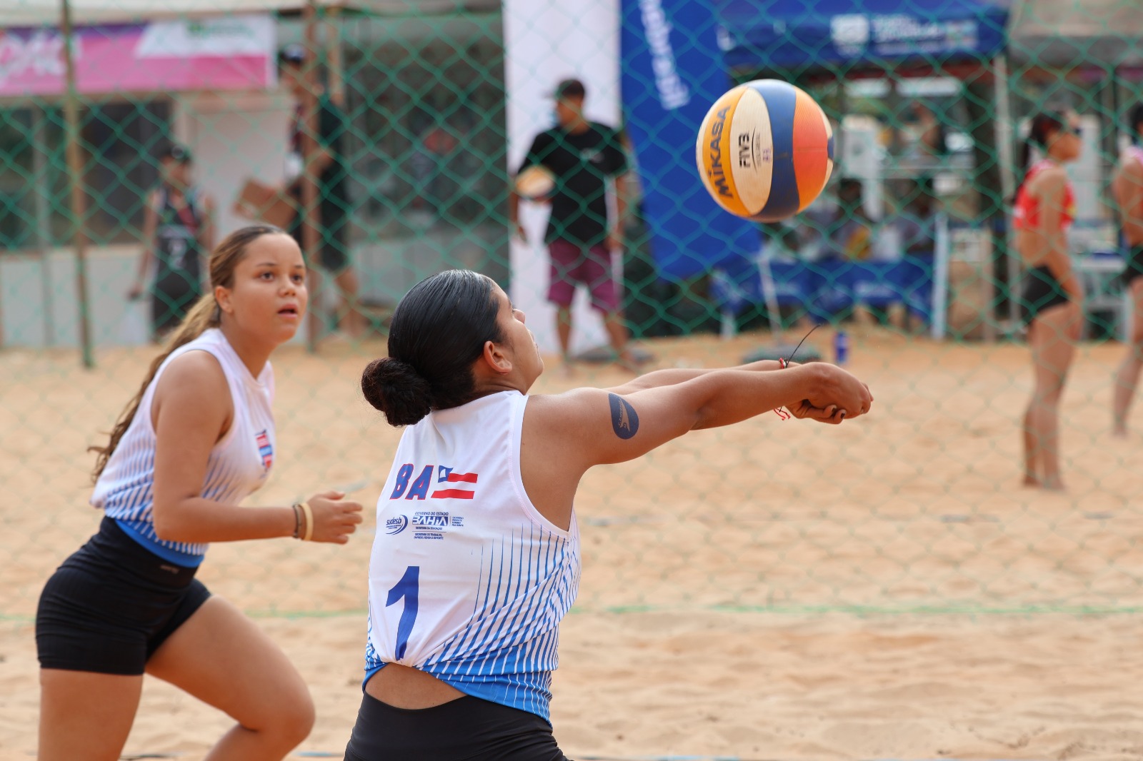 Bahia nos Jogos da Juventude 2025: Da rede estadual de ensino em Cajazeiras, dupla feminina do vôlei de praia garante classificação para semifinais