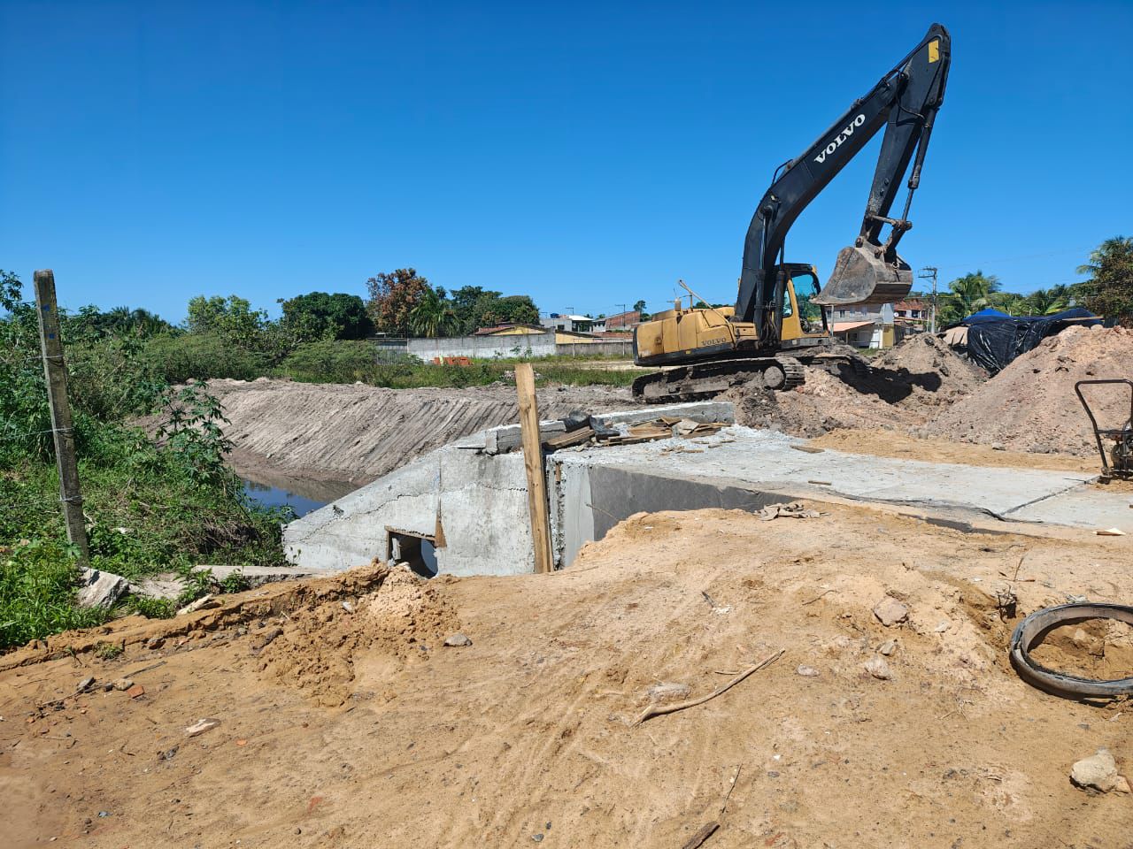 Seinfra realiza obras de drenagem em diferentes trechos do Parque das Mangabas