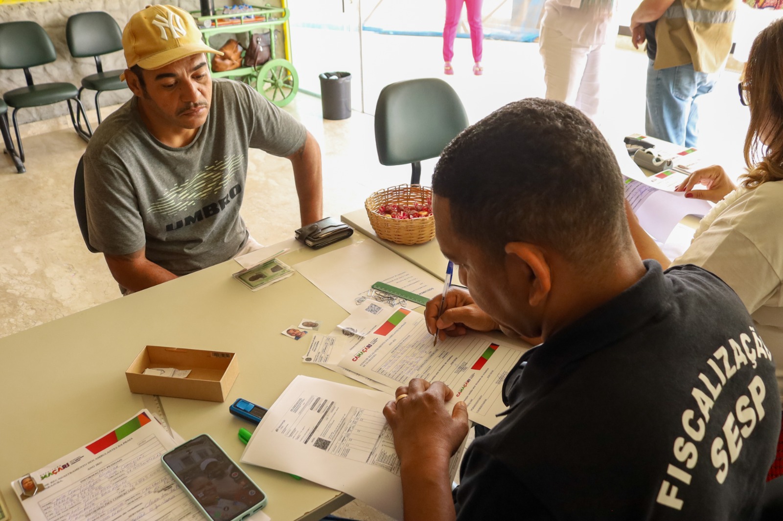 Prefeitura realiza cadastramento de ambulantes que atuam na praia de Guarajuba