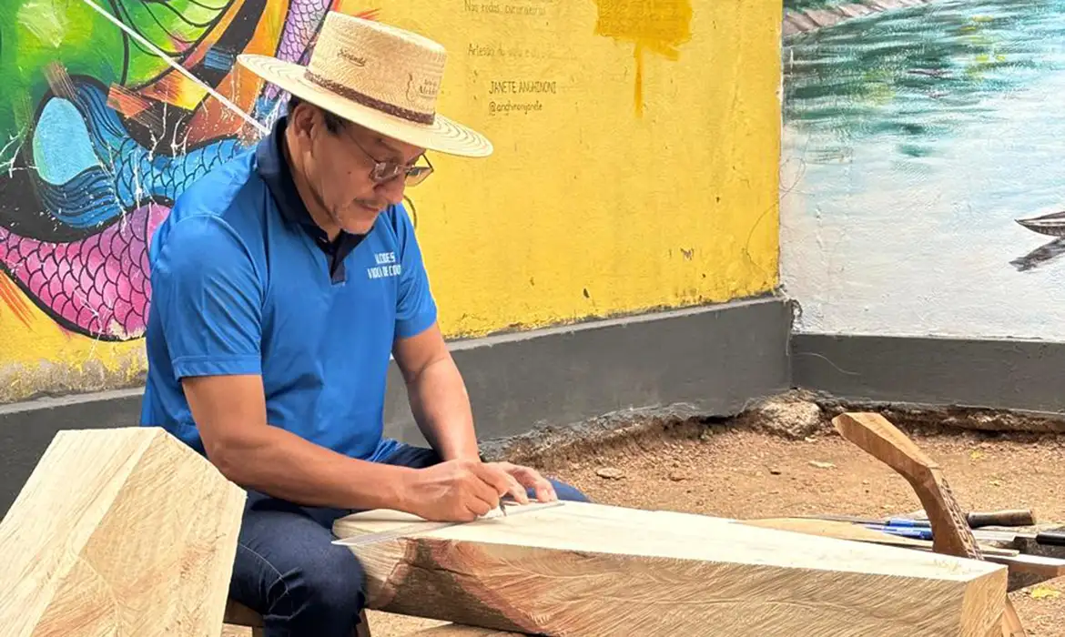 Artesão e violeiro mantêm viva tradição da viola de cocho no Pantanal
