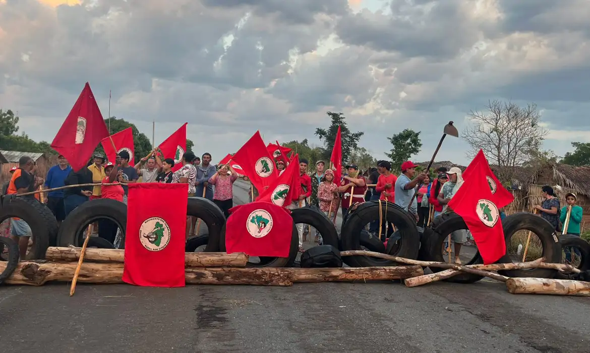 Tocantins: MST bloqueia rodovia para cobrar desapropriação de área
