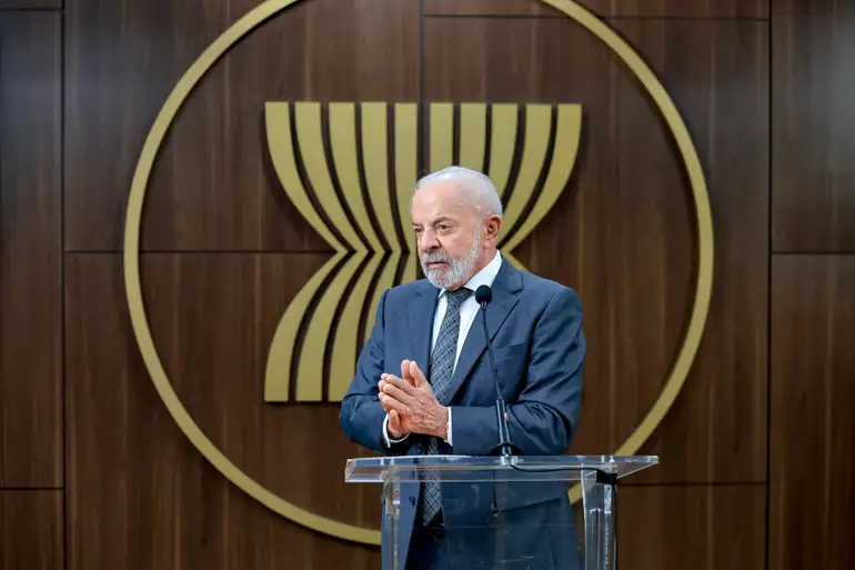 Lula quer discutir com Trump punição dada a ministros do STF