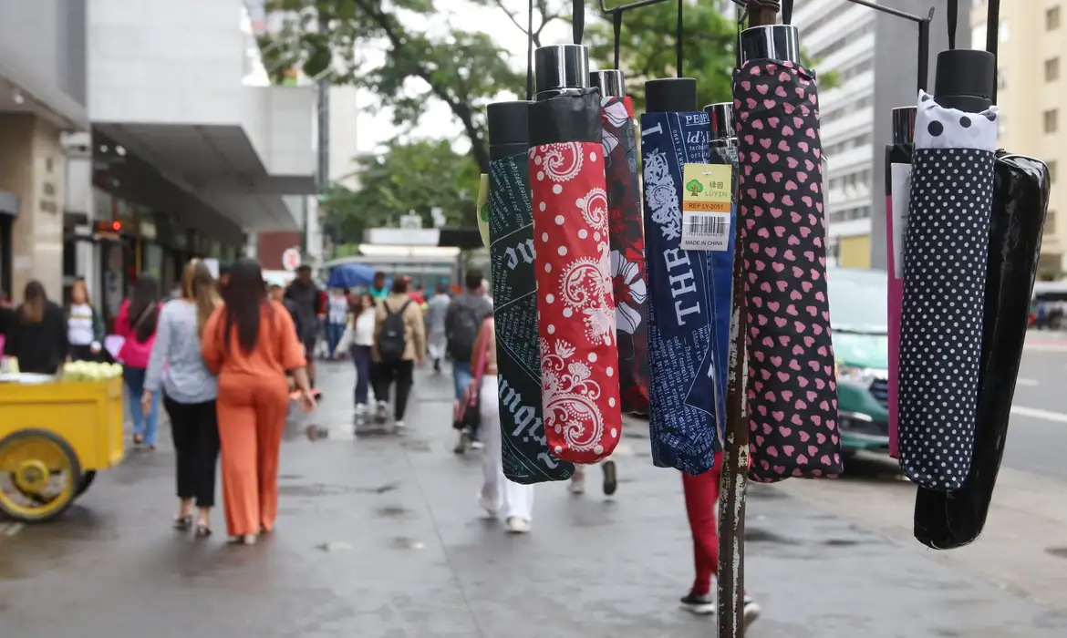Frente fria chega a São Paulo a partir de segunda com chuvas e ventos