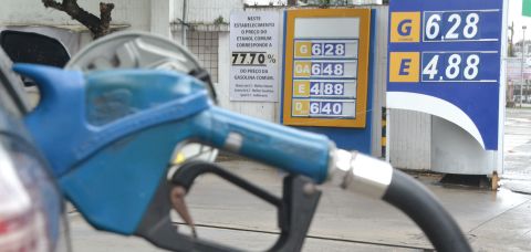 Gasolina volta a ficar 10% mais cara no Brasil com petróleo perto de US$ 60