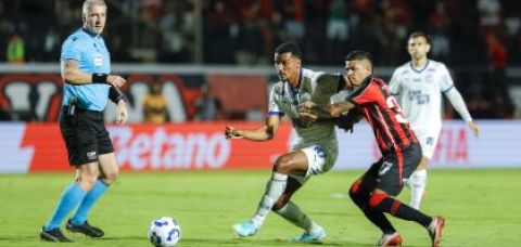 Vitória vence o Bahia no Barradão e respira na luta contra o rebaixamento