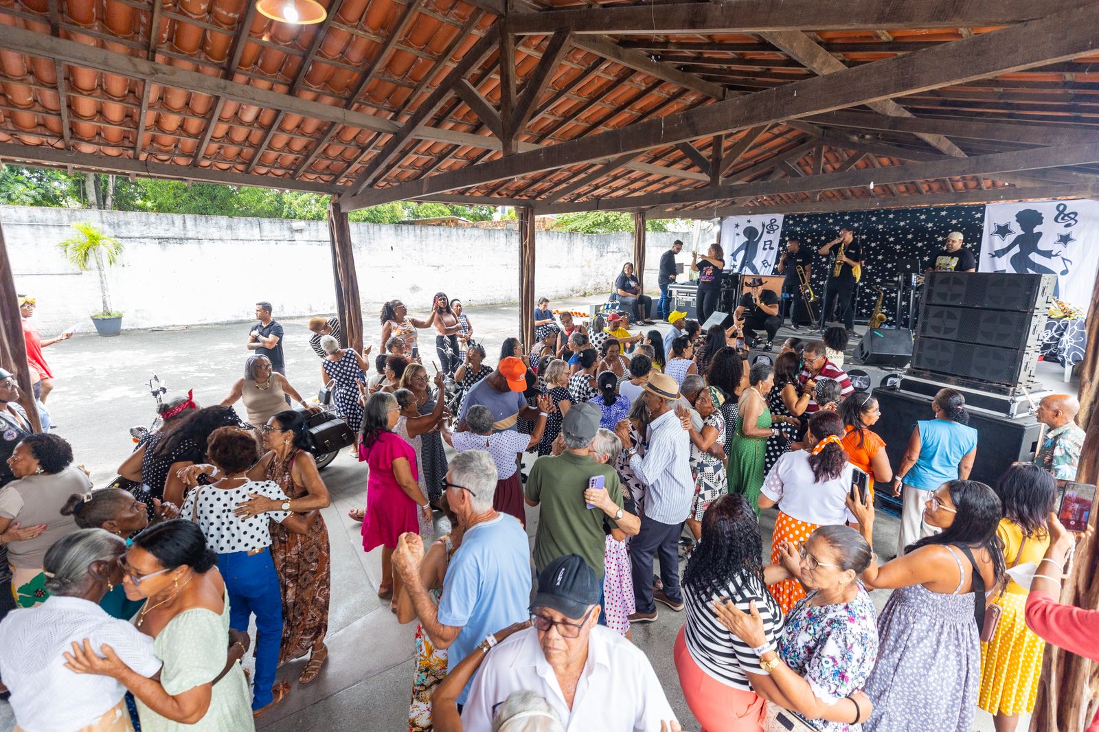 Baile Anos 60 leva encanto e nostalgia ao público do Conviver
