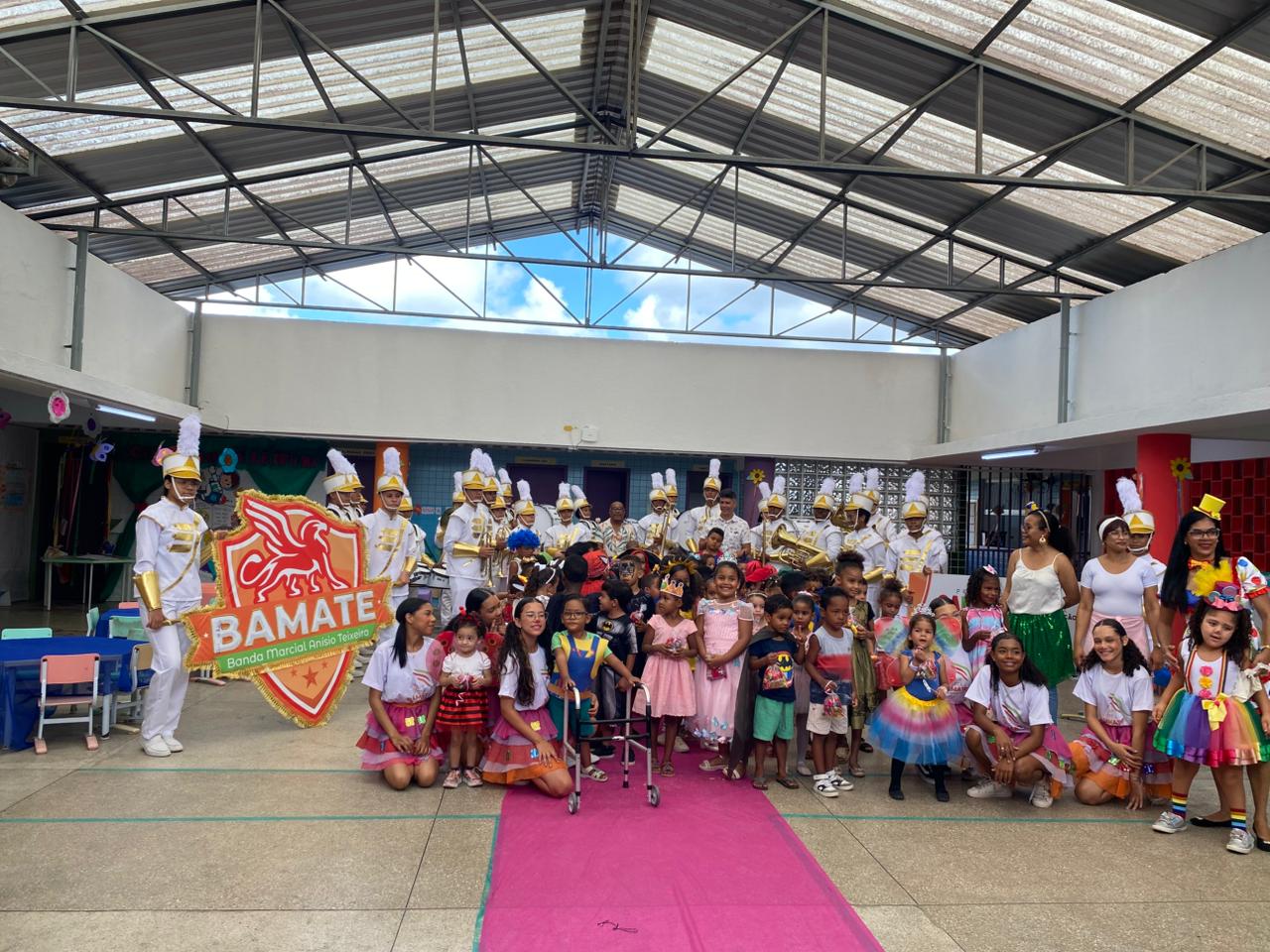 Com bandas marciais e charanga, escolas municipais celebram o Dia das Crianças