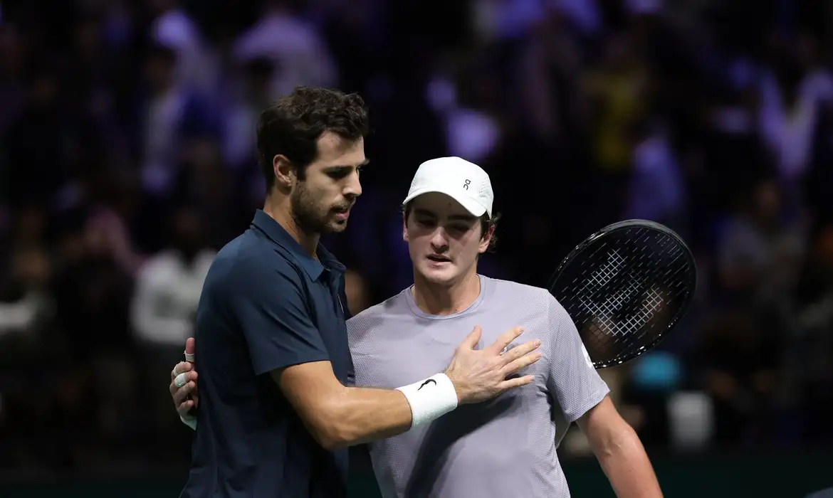 João Fonseca batalha em quadra, mas dá adeus ao Masters 1000 de Paris