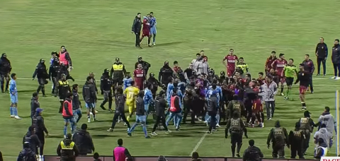 Jogo na Bolívia termina com 17 cartões vermelhos após briga generalizada