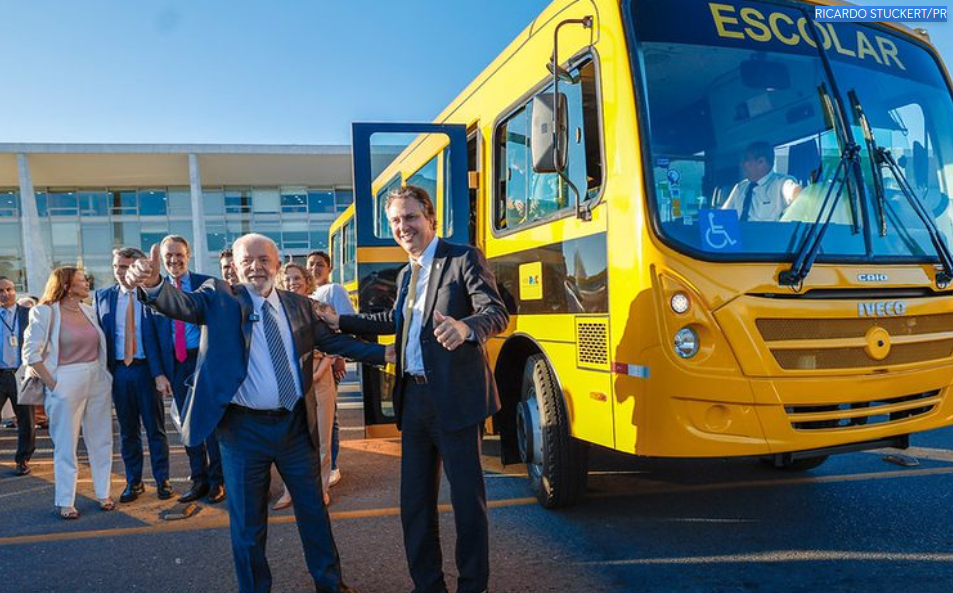 Lula sanciona transporte e alimentação para quem estuda em escolas federais e mora no campo