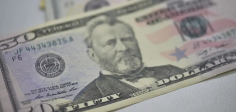 Desemprego nos EUA atinge maior nível em 4 anos e desafia pausa nos juros