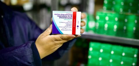 Vacina contra o vírus sincicial respiratório começa a ser distribuída