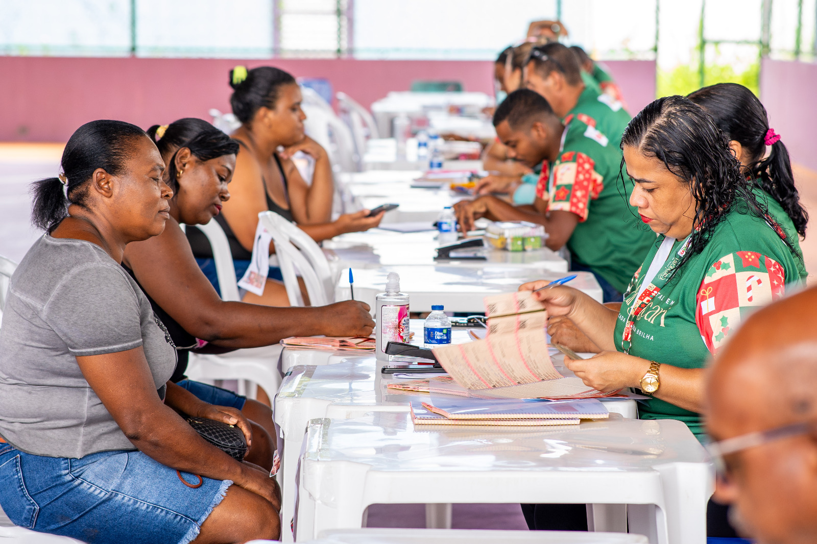 Entrega dos cupons da Cesta de Natal segue com tranquilidade na orla