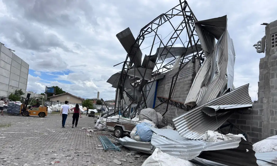 Cidade do Paraná é atingida por ventos fortes de até 180 km/h