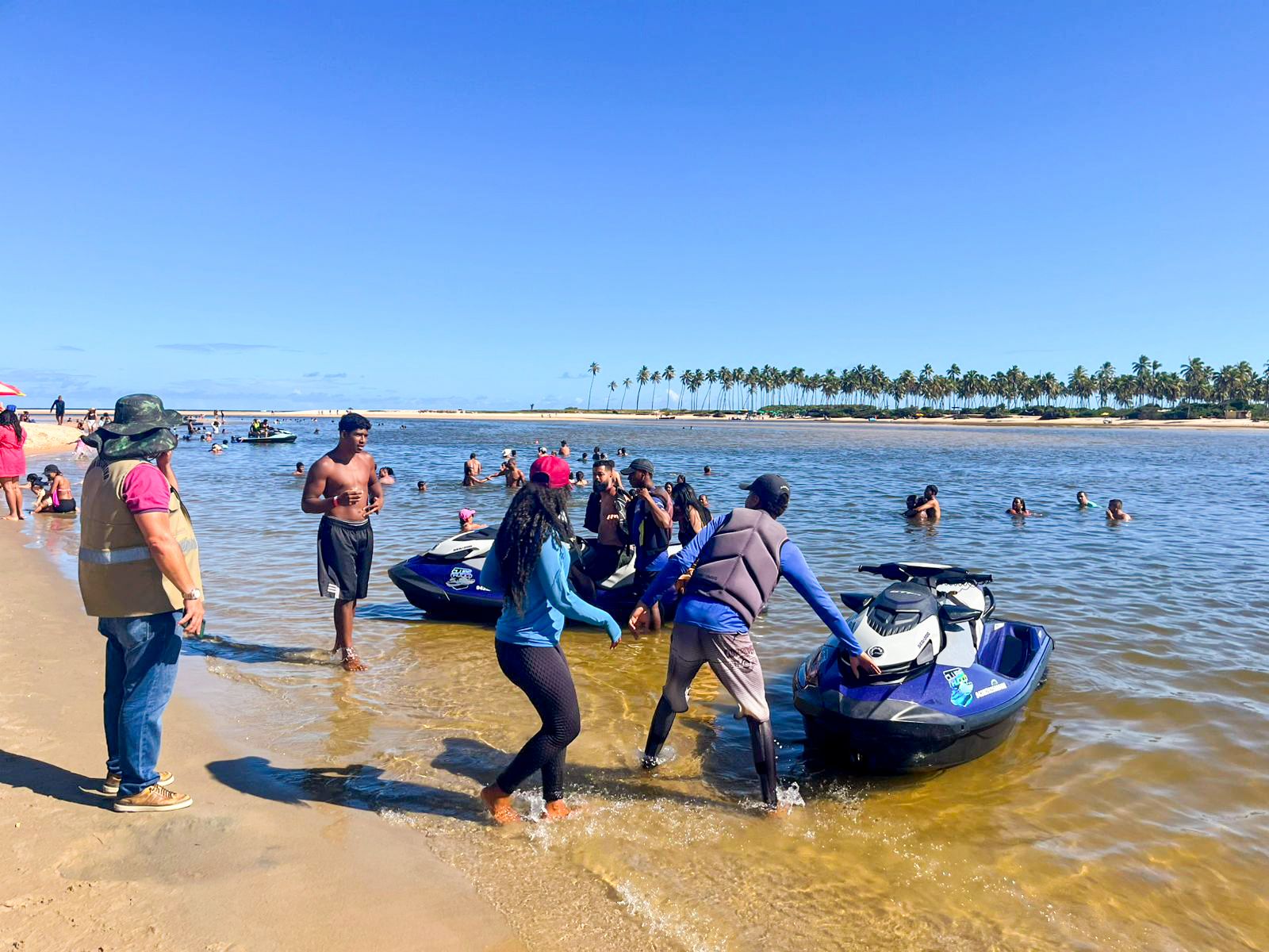 Ação intensifica fiscalização de motos aquáticas em Barra do Jacuípe para garantir segurança