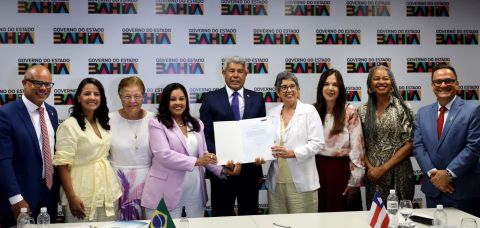 Reitora da UNEB é reconduzida ao cargo; governador assina termo de posse