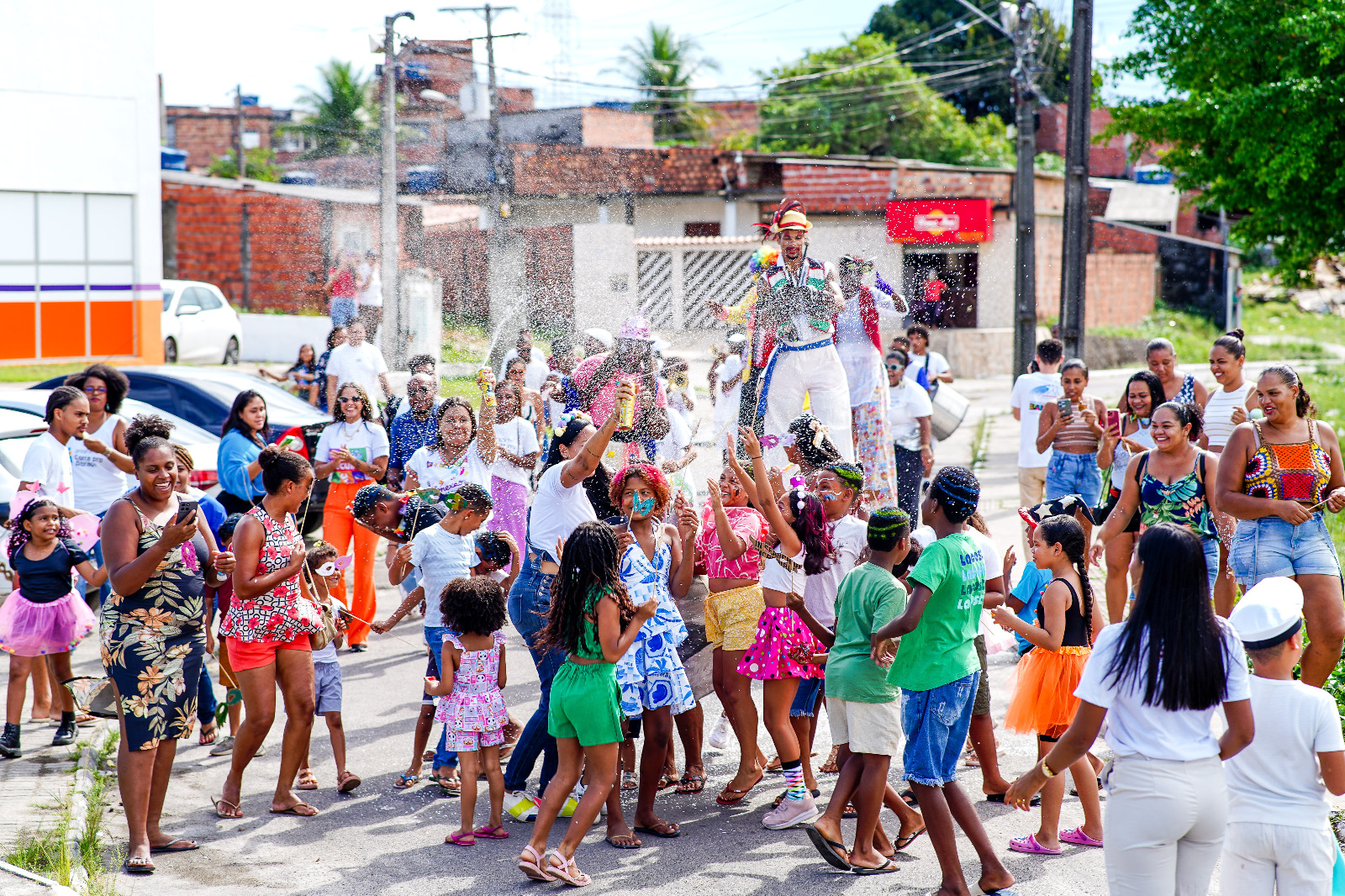Carnaval da Pracinha leva cores, música e alegria ao Phoc III
