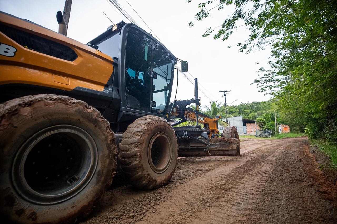 Seinfra atua na limpeza de canais e na manutenção de estradas vicinais do município