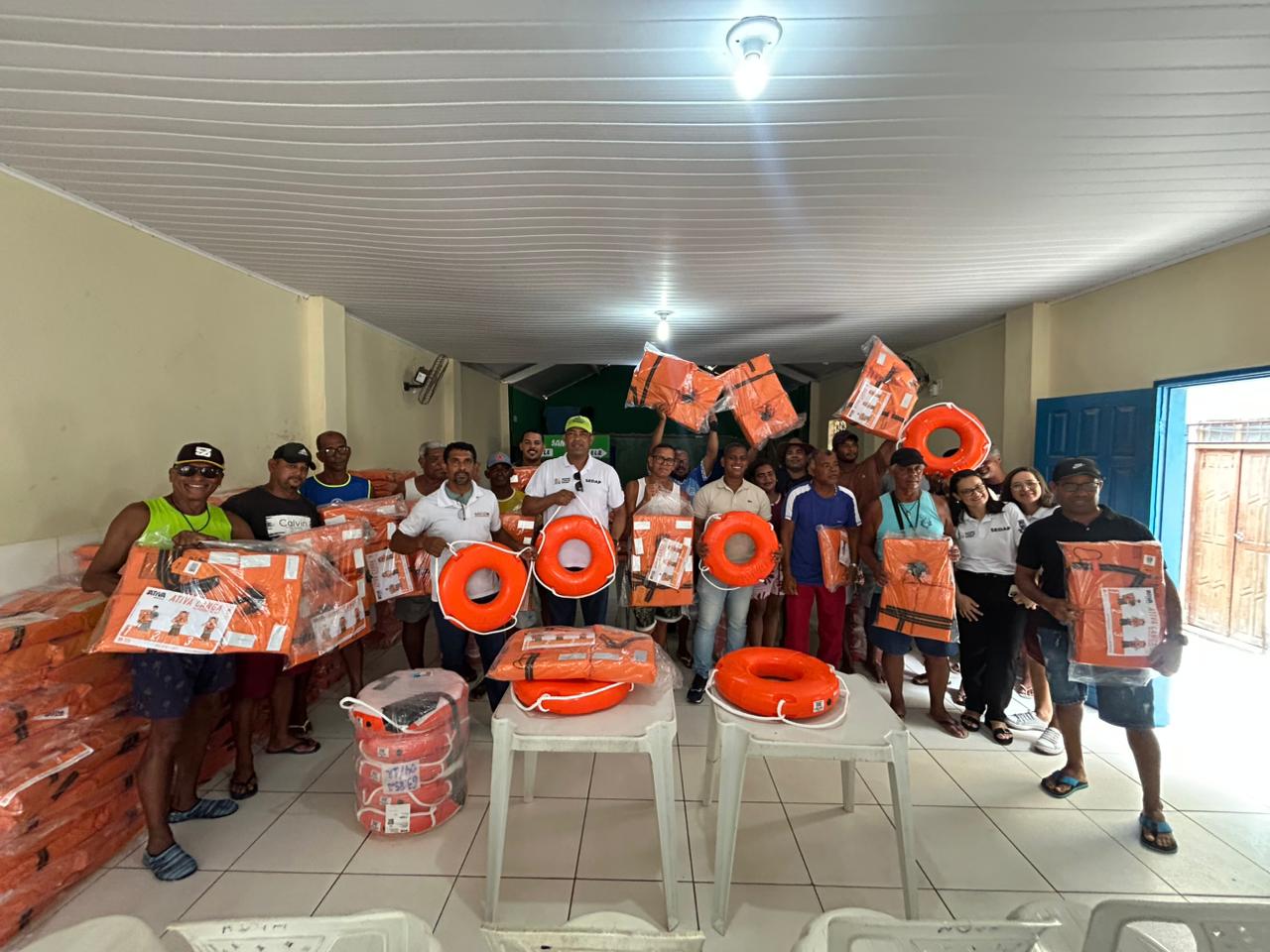 Prefeitura reforça segurança no mar com entrega de 320 coletes salva-vidas para o 2 de Fevereiro