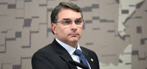 Flávio reage após Moraes negar domiciliar a Bolsonaro: “Atrocidade