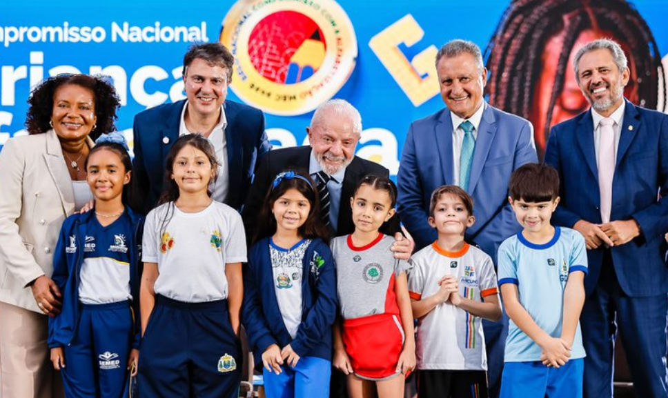 Brasil  bate meta de alfabetização na idade certa para 2025, atingindo 66%. Em 2023, era 56%