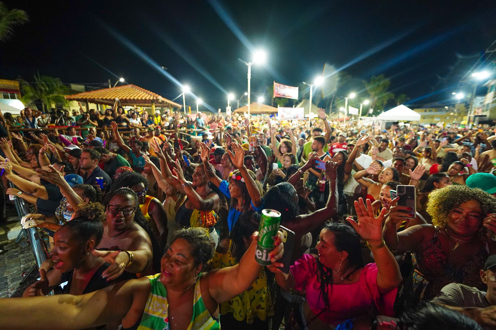 Baile dos Coroas encerra Festival de Arembepe 2026 com romantismo e clima nostálgico