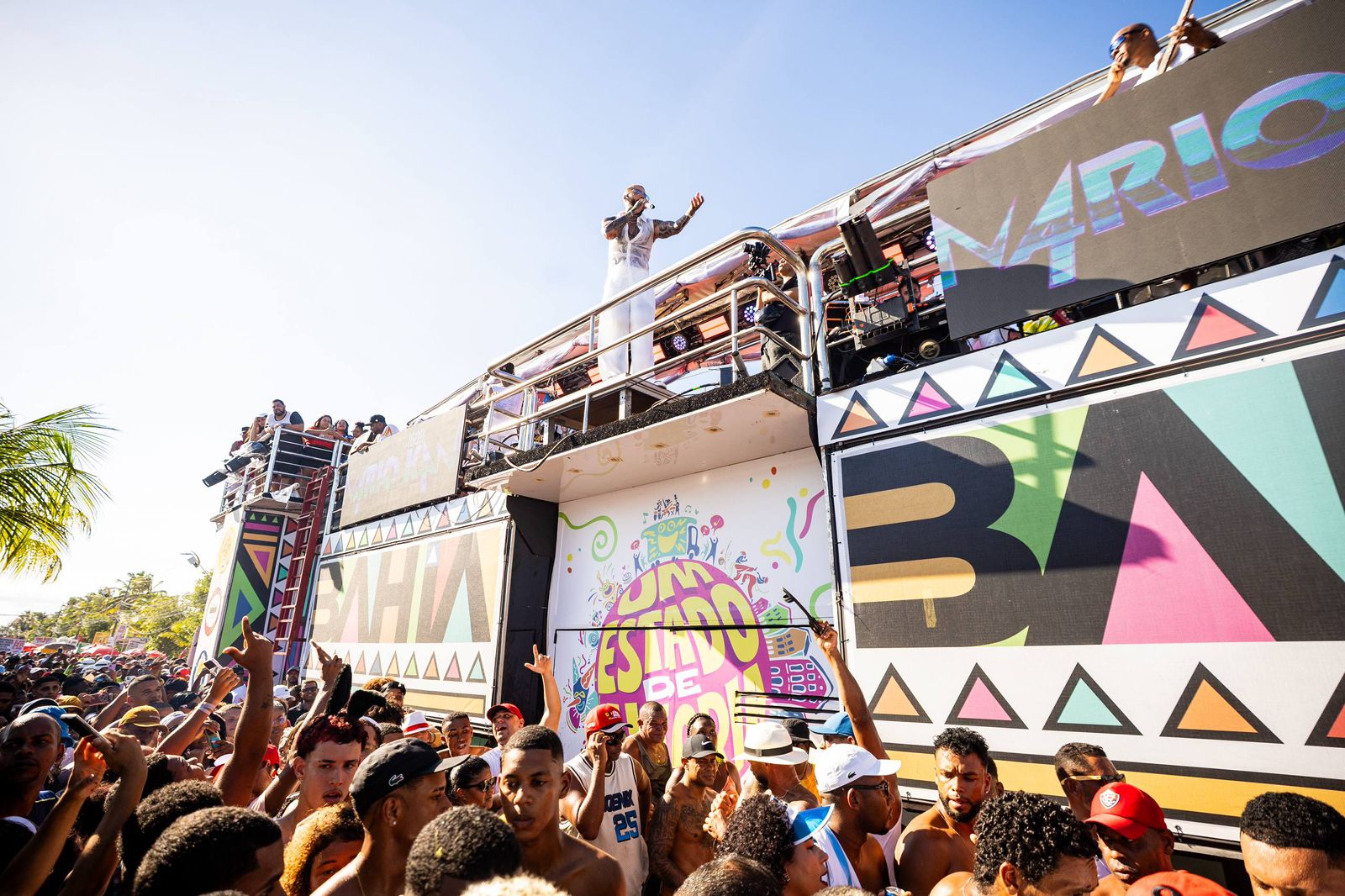 Igor Kannário arrasta multidão em trio sem cordas durante o Festival de Arembepe 2026